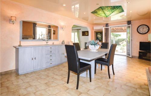 Awesome home in Borgo w/ WiFi Outdoor swimming pool and 3 Bedrooms - image 9