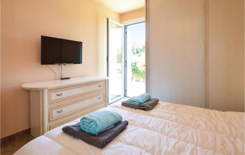 Awesome home in Borgo w/ WiFi Outdoor swimming pool and 3 Bedrooms - image 6