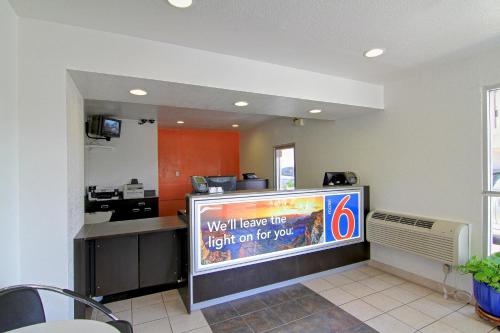 Motel 6 Scottsdale AZ - Old town Scottsdale/Fashion Square - image 4