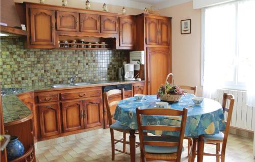 Cozy Home In Ploneour-lanvern With Kitchen