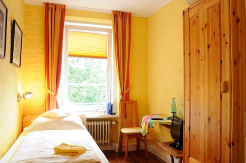Single Room image 3