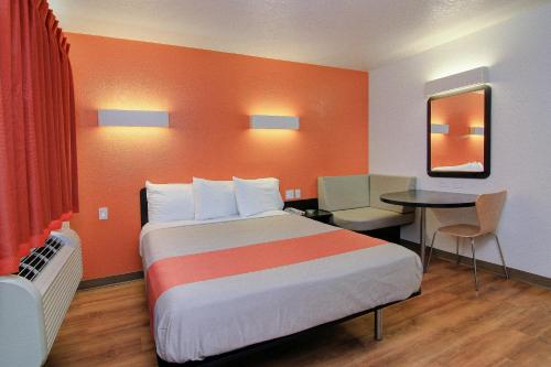Queen Room image 2