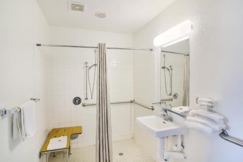 Motel 6 Camarillo, CA - 샤워실