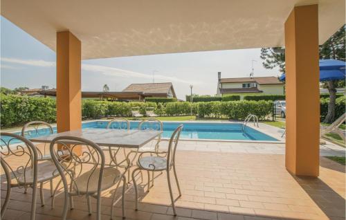 Three-Bedroom Holiday Home in Albarella RO gîte à louer Porto Tolle