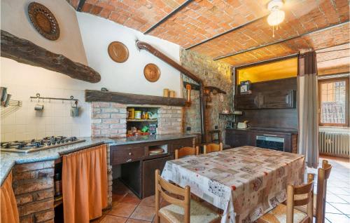 virtuve, Lovely Home In Cessole With Kitchen in Cessole