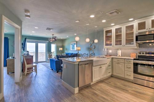 Beachfront Port Aransas Condo with Ocean Views! in Port Aransas, USA