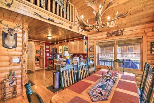 River Dream Cabin on New River with Deck, Fire Pit in Piney Creek, USA