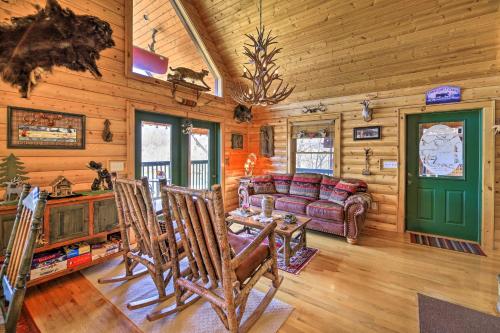 River Dream Cabin on New River with Deck, Fire Pit in Piney Creek, USA