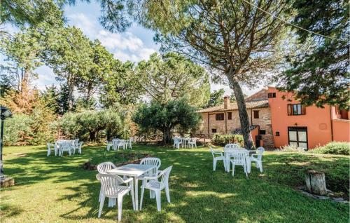  Nice apartment in Castiglione d,Lago PG with 1 Bedrooms, WiFi and Outdoor swimming pool in Strada