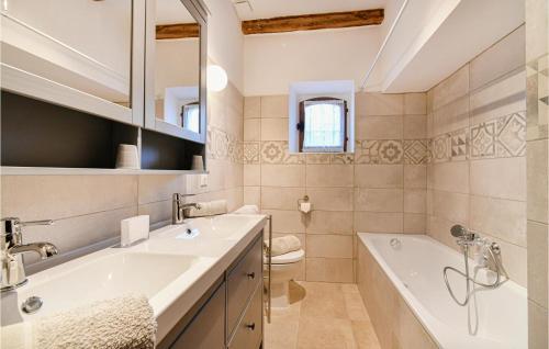 Vannas istaba, 3 Bedroom Cozy Home In Sault in Sault (Provence-Alpes-Cote d'Azur)