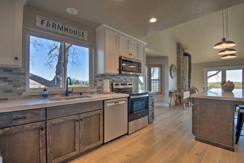 Picturesque Farmhouse on Working Almond Ranch in Oakdale (CA)