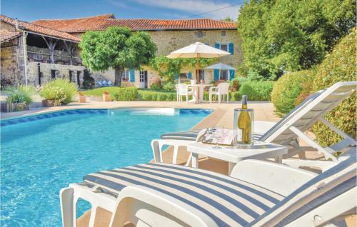 Awesome Home In Suaux With 6 Bedrooms, Wifi And Private Swimming Pool - Location saisonnière - Terres-de-Haute-Charente