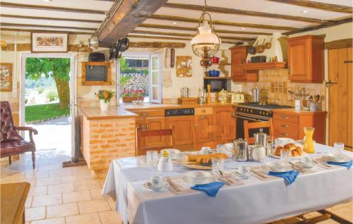 virtuve, Amazing Home In Suaux in Saint-Claud