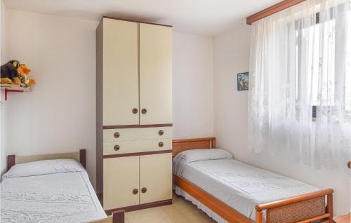 2 Bedroom Lovely Apartment In Reggio Di Calabria