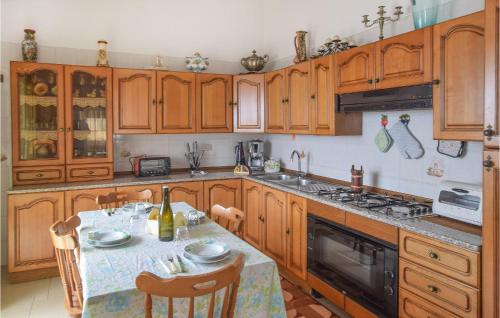 2 Bedroom Lovely Apartment In Reggio Di Calabria