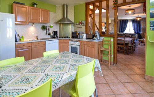 Awesome Home In Criquetot-lesneval With Kitchen