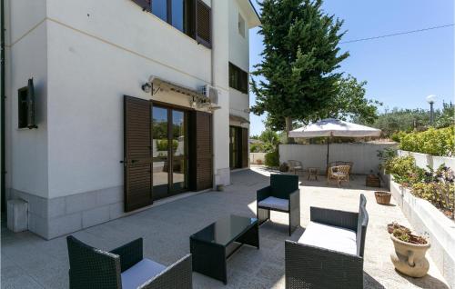 Amazing home in Aragona with Outdoor swimming pool, WiFi and 5 Bedrooms gîte à louer Casa Cuffaro