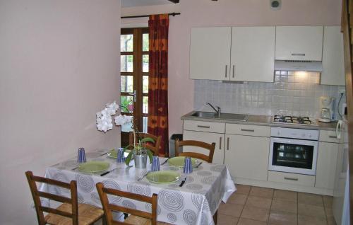 Awesome apartment in Roz-Landrieux with 2 Bedrooms and WiFi in Dol-de-Bretagne