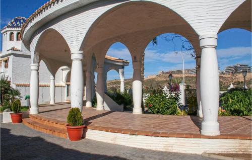 Amazing home with Outdoor swimming pool and 2 Bedrooms - image 6