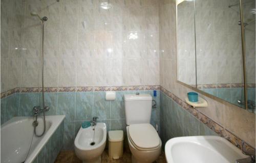 Amazing home with Outdoor swimming pool and 2 Bedrooms - image 12