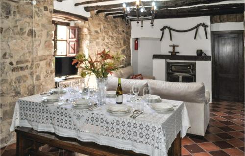 Six-Bedroom Holiday Home in Montefrio - image 2