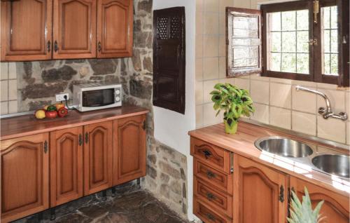 Six-Bedroom Holiday Home in Montefrio - image 9