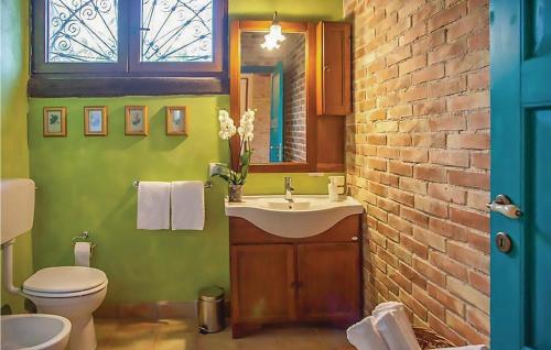 Four-Bedroom Holiday Home in Chiaramonte Gulfi - image 5