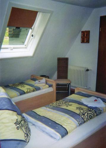 2 twin beds