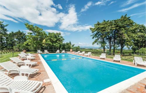  Stunning apartment in Castiglione d,Lago PG with 2 Bedrooms, WiFi and Outdoor swimming pool, Unterkunft in Strada