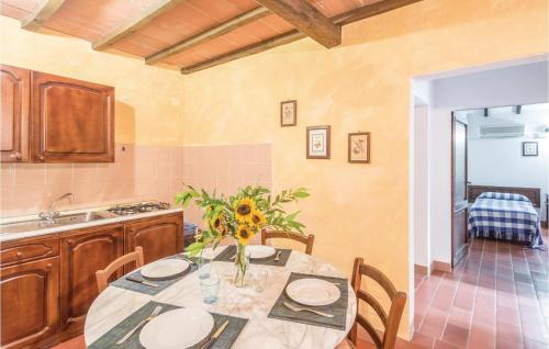  Stunning apartment in Castiglione d,Lago PG with 2 Bedrooms, WiFi and Outdoor swimming pool in Strada
