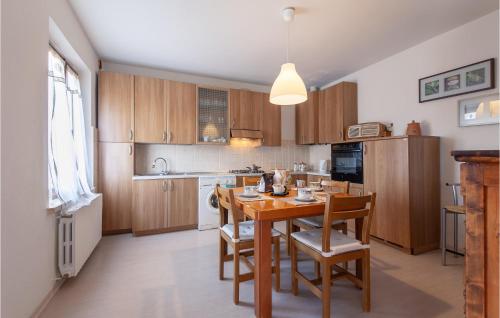 кухня, 3 Bedroom Awesome Apartment In Marti Pi in Монтополі в Валь Д"Арно