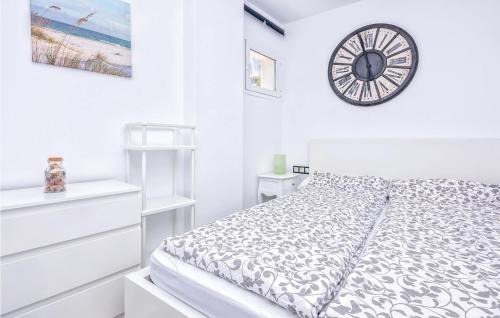 Stunning apartment in Calahonda w/ Outdoor swimming pool Outdoor swimming pool and 2 Bedrooms - image 4