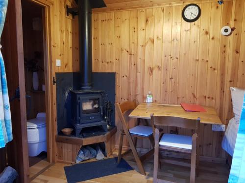 Iekārtas, Cozy Cabin Retreat on top of the Shropshire hills in Bettws-y-crwyn