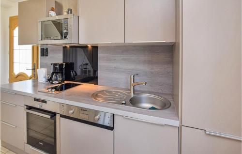 virtuve, 3 Bedroom Lovely Home In Héricourt-En-Caux (3 Bedroom Lovely Home In Hericourt-En-Caux) in Hericourt En Caux