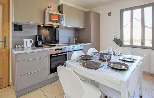 virtuve, 3 Bedroom Lovely Home In Héricourt-En-Caux (3 Bedroom Lovely Home In Hericourt-En-Caux) in Hericourt En Caux