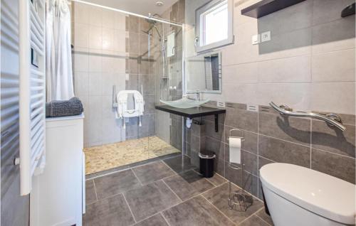 Vannas istaba, 3 Bedroom Lovely Home In Héricourt-En-Caux (3 Bedroom Lovely Home In Hericourt-En-Caux) in Hericourt En Caux