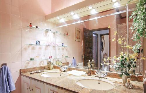 Fürdőszoba, Beautiful Apartment In Palamos in El Figuerar