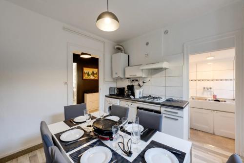 Les Capucins - 3 bedroom apartment near the city - image 2
