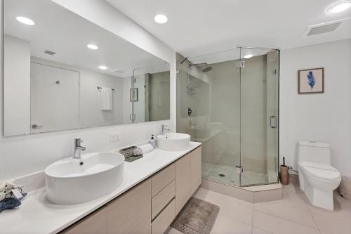 Three-Bedroom Beachwalk Resort Apartment - image 5