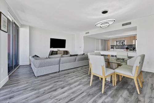 Three-Bedroom Beachwalk Resort Apartment in Hallandale Beach, USA