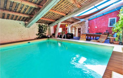 Awesome home in Lagnes with Indoor swimming pool, Outdoor swimming pool and 2 Bedrooms gîte à louer Lagnes