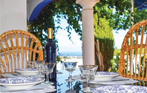 Beautiful home in Estepona with Outdoor swimming pool WiFi and 5 Bedrooms - image 7