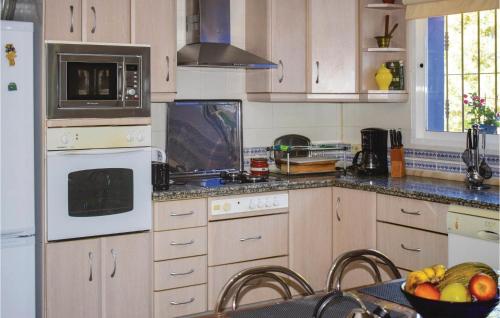 Beautiful home in Estepona with Outdoor swimming pool WiFi and 5 Bedrooms - image 9