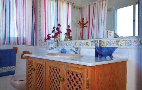 Beautiful home in Estepona with Outdoor swimming pool, WiFi and 5 Bedrooms