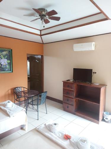 King Room with Spa Bath image 9