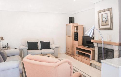 Amazing home in Fuengirola w/ WiFi 5 Bedrooms and Outdoor swimming pool - image 9