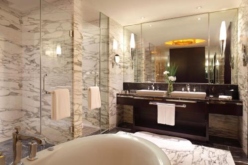 Bathroom, The QUBE Hotel Shanghai Pudong in Shanghai Int’l Tourism Resort and Disney Land