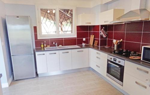 virtuve, Stunning Home In Eyliac in Saint-Pierre-de-Chignac