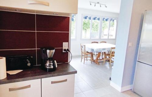 virtuve, Stunning Home In Eyliac in Saint-Pierre-de-Chignac