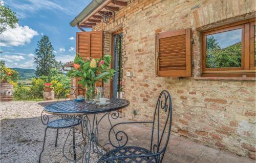  Amazing apartment in Castiglione d,Lago PG with WiFi and Outdoor swimming pool in Strada